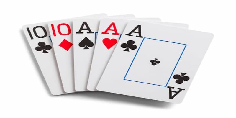 Ejemplo de mano de póker full house